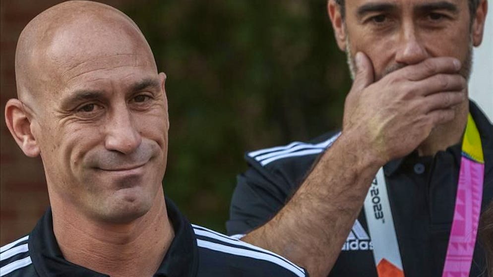 Il bacio rubato a Hermoso. Luis Rubiales lascia la presidenza della Federcalcio spagnola