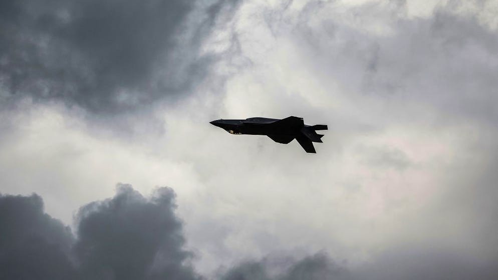 Blitzschlag erhöht Brandgefahr. Neuer Schweizer Kampfjet F-35 muss Gewitter umfliegen