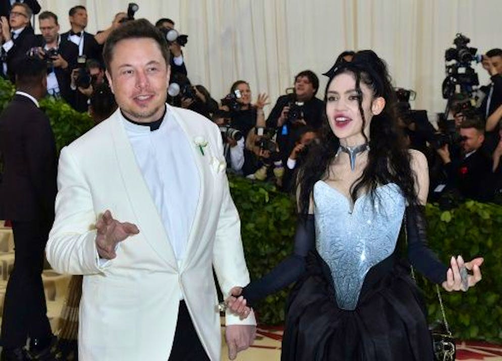 Elon Musk: une biographie dépeint les obsessions et les méthodes brutales du milliardaire - Gallery. Elon Musk et sa compagne Grimes assistent au Met Gala, le 7 mai 2018 à New York