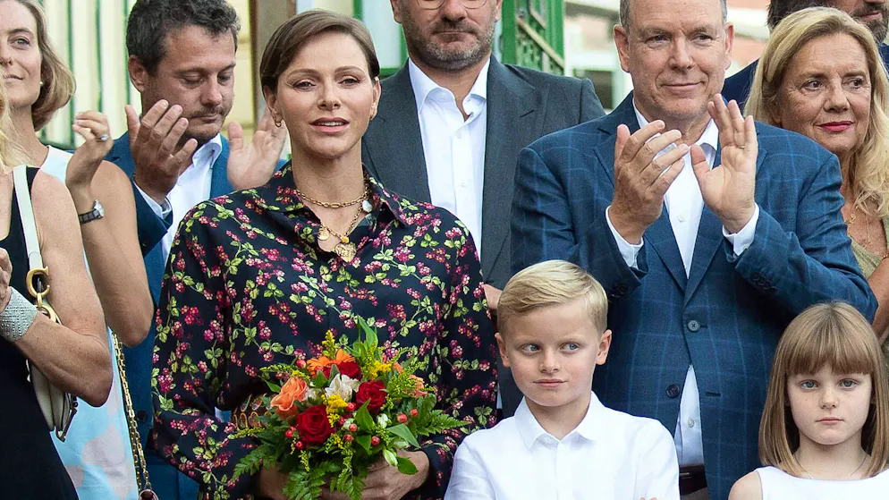 Fürstenpaar in eitler Minne. Für einmal wirkt nur der Schnitt von Charlènes Bluse unglücklich