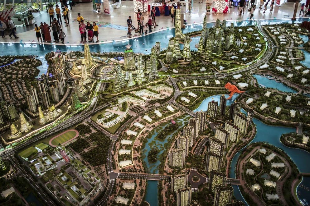 Forest city. Une vue générale montre un modèle réduit des résidences de Forest City dans l'État de Johor, en Malaisie, le 25 mars 2018. Le projet comprend un hôtel, un terrain de golf et des résidences en bord de mer, construits par la société de développement immobilier Country Garden, basée à Guangzhou.