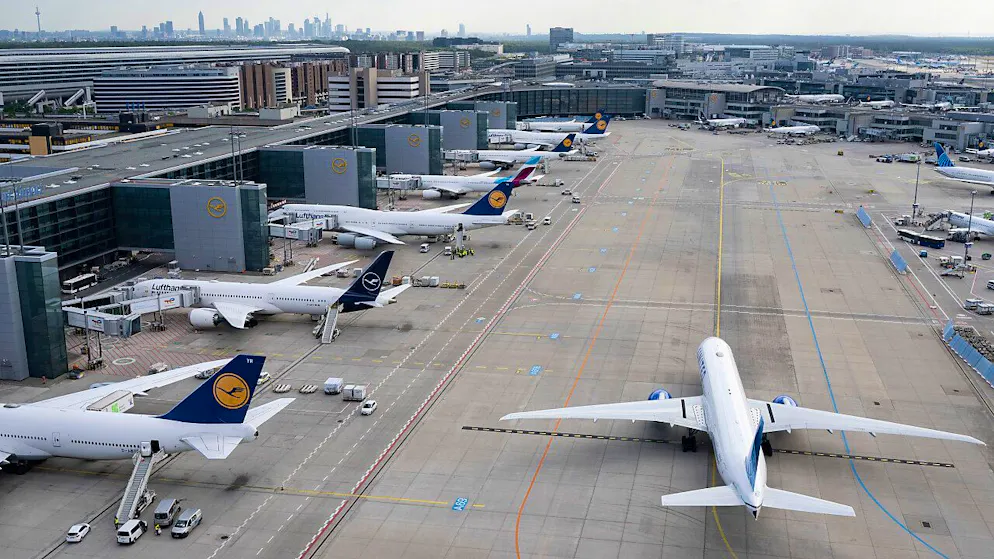 Samedi, les sites Internet des aéroports de Genève et Zurich indiquent certains vols annulés le matin à destination de Londres. D'autres sont annoncés avec des retards (image d'illustration).