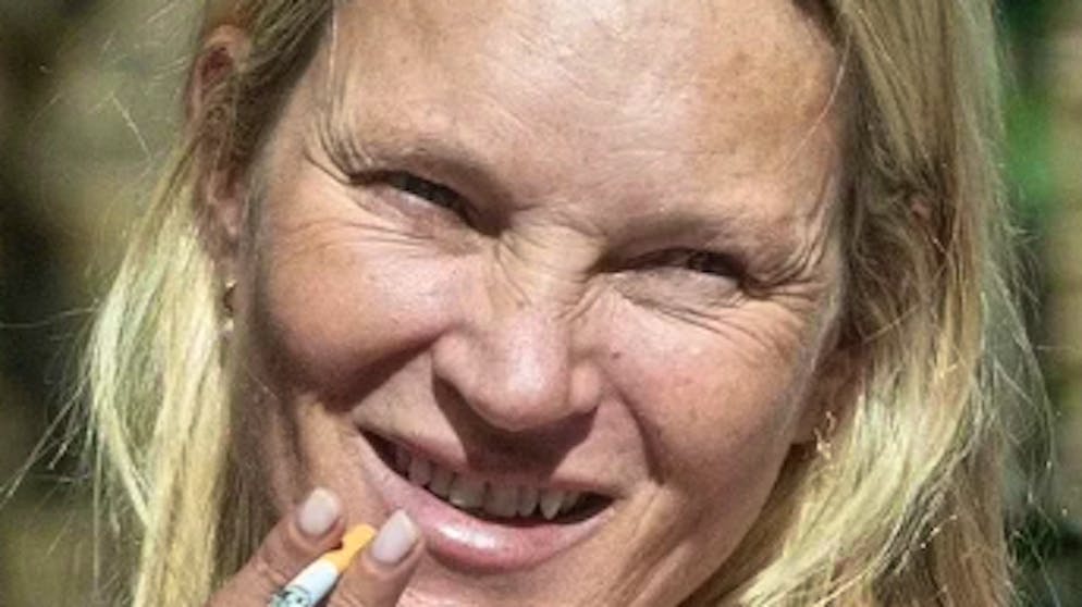 Topmodel ohne Make-up. Ungeschminkt vor dem Restaurant fotografiert