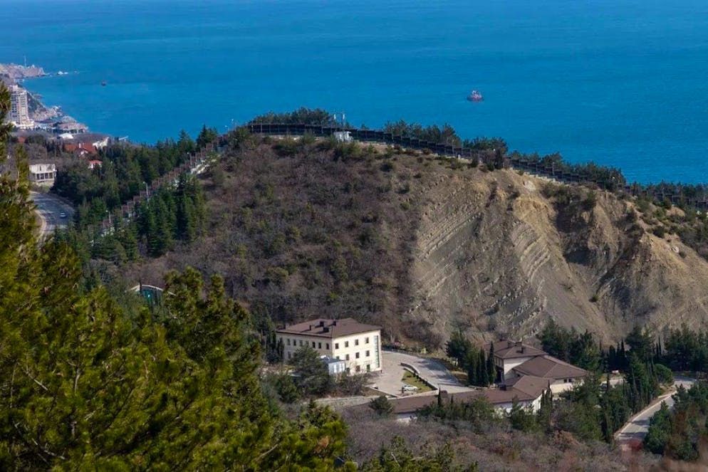 Putins Datscha im Süden der Krim. ... die Villen gegen unerwünschte Blicke oder Eindringlinge von See her. Hier ist Putins Domizil zu sehen, ...