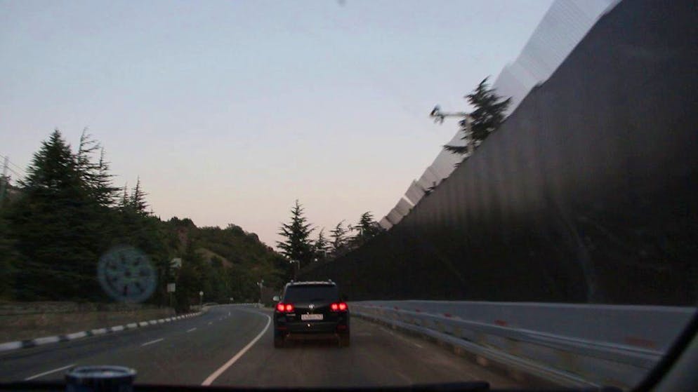 Putins Datscha im Süden der Krim. Die Datschas sind mit drei Meter hohen Zäumen, Stacheldraht und Kameras gesichert. Die Strände sind privat und ...