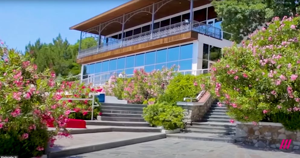 Putins Datscha im Süden der Krim. ... das Teehaus zum Entspannen ein.