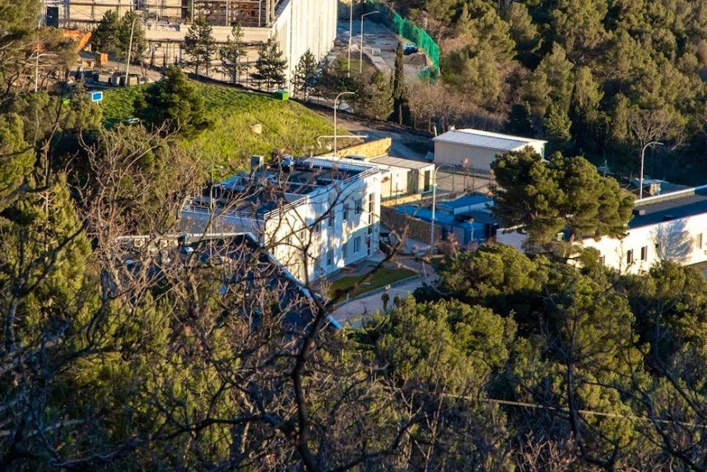 Putins Datscha im Süden der Krim. .... das weiträumig abgesperrt ist. Zivilisten müssen beim Betreten ihre Handys abgeben, die Agenten, die Putin schützen, dürfen sie auf dem Gelände nicht benutzen. Hinter den Zäunen ...