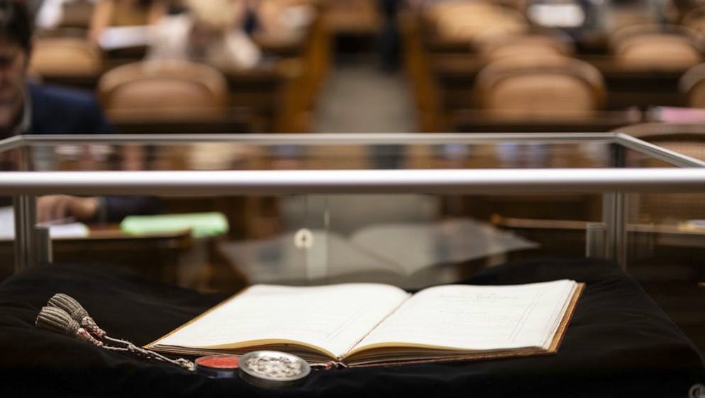 Bundesbern feiert 175 Jahre Bundesverfassung. Das ist quasi die Geburtsurkunde der modernen Schweiz: Das Original der Bundesverfassung von 1848 wird am 12. September im Nationalratssaal in einer Vitrine ausgestellt. Normalerweise lagert sie im Archiv.