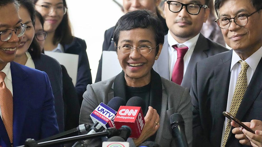 La giornalista Maria Ressa sorride dopo la sua assoluzione