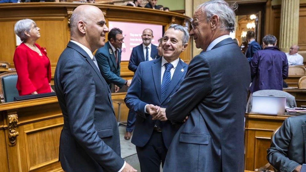 Bundesbern feiert 175 Jahre Bundesverfassung. Bundespräsident Alain Berset im Gespräch mit Bundesrat Ignazio Cassis und dem Waadtländer Ständerat Olivier Français (v. l.).