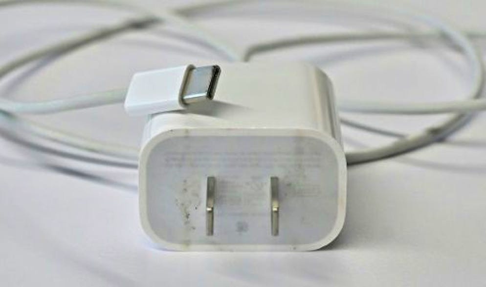 Apple cède et intègre le port de chargement universel requis par l'Europe - Gallery. Un chargeur et une prise USB-C utilisés pour charger un iPad Apple, le 11 septembre 2023 à Los Angeles