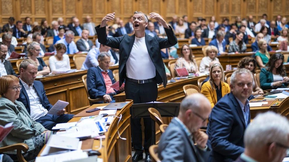 Bundesbern feiert 175 Jahre Bundesverfassung. Der Herr, der hier so wild gestikulierend zu sehen ist, ist denn auch kein ekstatischer Parlamentarier, sondern der Berner Dirigent Partrick Secchiari. Er dirigiert das Vokalensemble Ardent am Festakt im Bundeshaus.