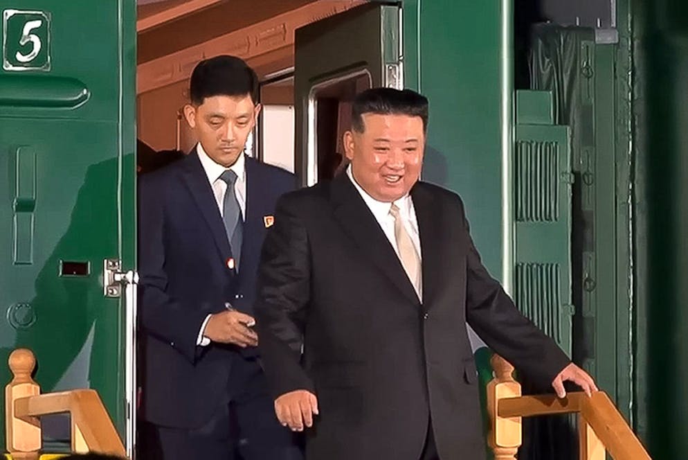 Kim Jong Un mentre scende dal treno dopo aver superato il confine russo a Khasan.