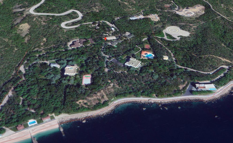 Putins Datscha im Süden der Krim. Willkommen in Oliva ganz im Süden der Krim: Der Helikopter-Landeplatz, die Sportplätze und Swimmingpools lassen erahnen, dass hier keine normalen Russen wohnen, sondern ...