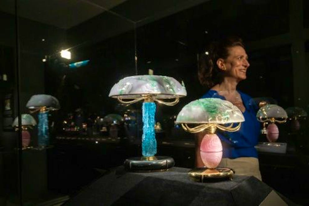 André Chervin, apprenti joaillier parisien devenu en 70 ans un maître d'art new-yorkais - Gallery. Carole Chervin, le 6 septembre 2023 à New York, présentant des oeuvres d'art décoratif de son père André Chervin, 95 ans, joaillier français qui a fait toute sa carrière à New York et qui expose ses oeuvres uniques jusqu'en mars 2024.