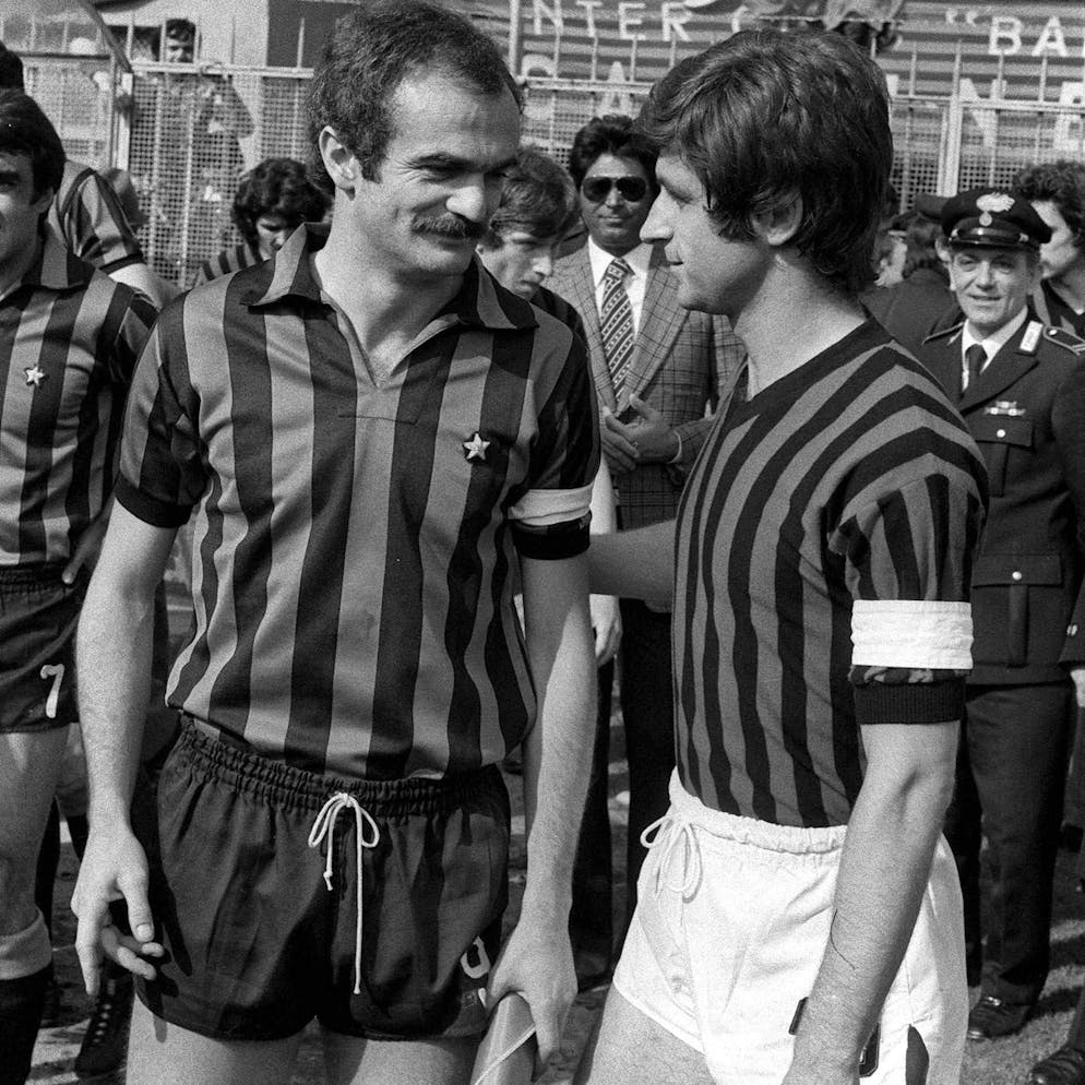 1974: Sandro Mazzola, capitano dell'Inter (sinistra) e Gianni Rivera, la controparte del Milan.