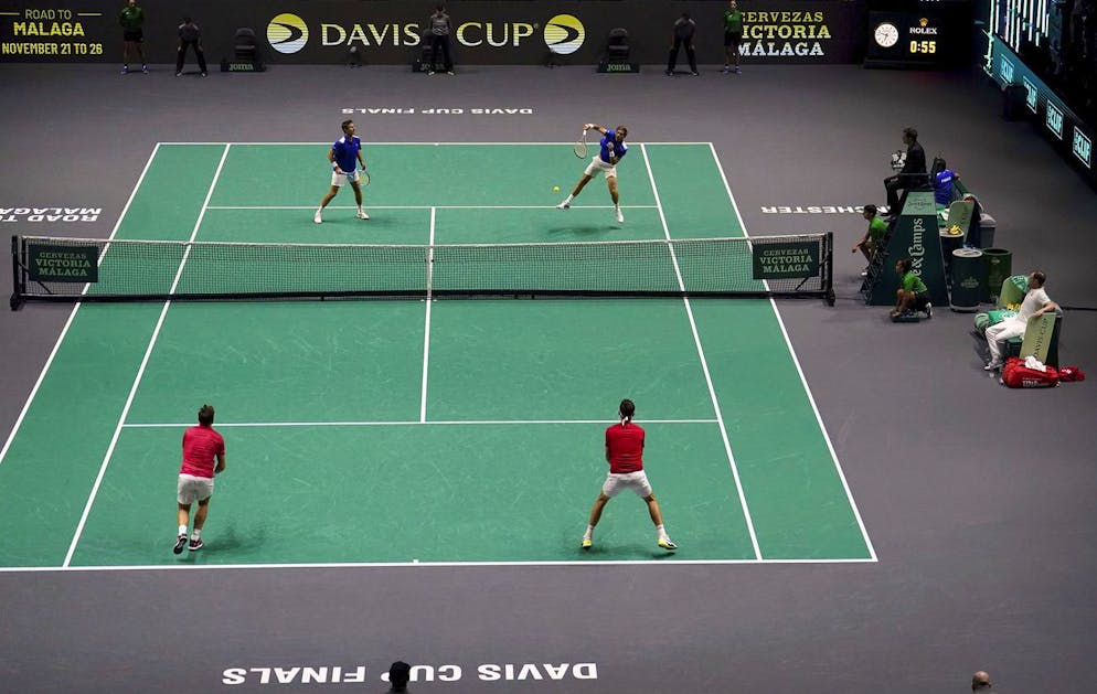 Marc-Andrea Husler (in rosso a destra) e Stan Wawrinka, in campo a Manchester