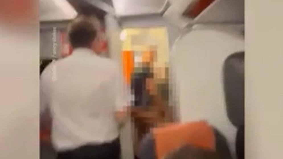 Alle Passagiere applaudieren. Flugbegleiter erwischt Pärchen in flagranti auf dem WC