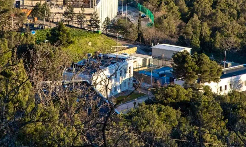 La dacia di Putin in Crimea. I civili che lavorano all'interno del perimetro strettamente sorvegliato non possono avere un cellulare.