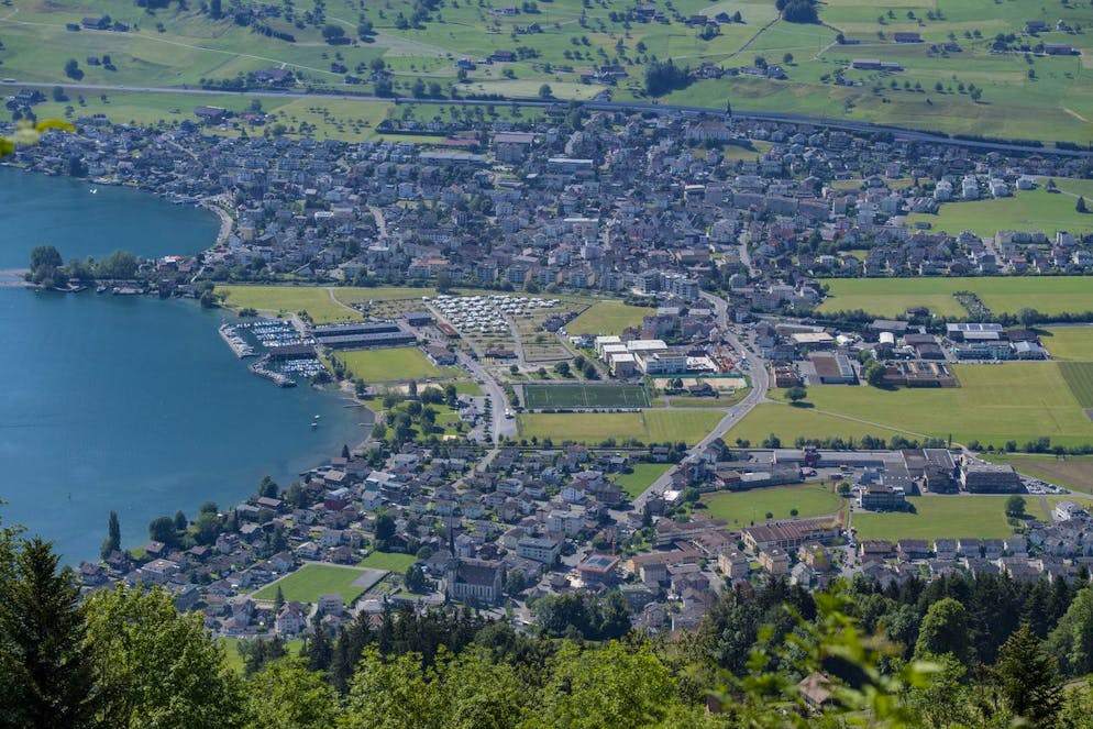 I comuni di Buochs, in alto, e di Ennetbuergen, in basso, nel canton Nidvaldo (immagine d'illustrazione).