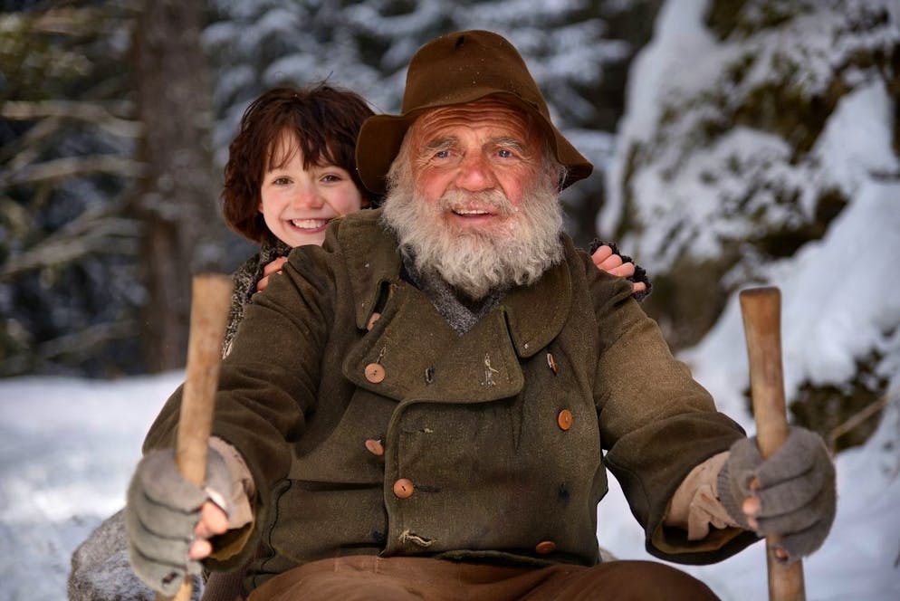 Der Alpöhi arbeitete bis ins hohe Alter: Heidi (Anuk Steffen) und der Alpöhi (Bruno Ganz) schlitteln hinunter ins Dorf – Szene aus dem «Heidi»-Film von 2015.
