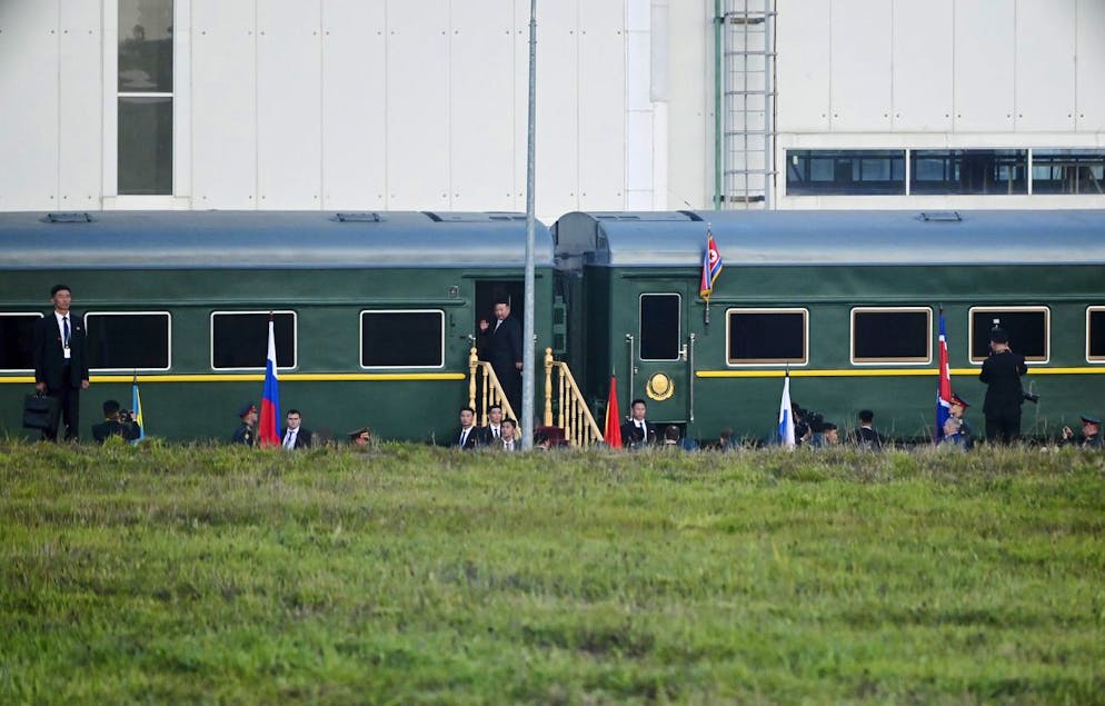 Il treno di Kim Jong-un. L'esterno è verde con una striscia gialla.