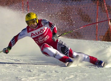 Austrian ski racer Hermann Maier clears a gate on his way to a second play during the men's ski world cup downhill race at the Lauberhorn, Saturday, January 15, 2000 in Wengen BE. Maier clocked a time of 2:29.33. (KEYSTONE/Lukas Lehmann)