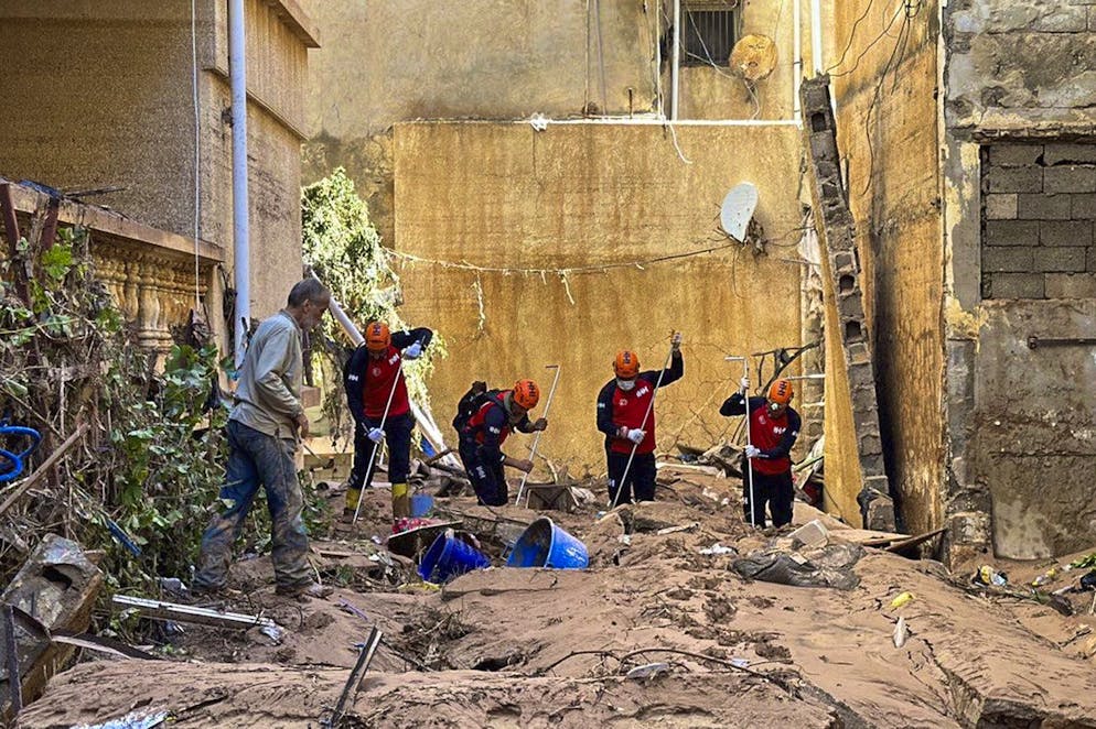 Inondazioni in Libia. Soccorritori al lavoro scavano sotto al fango e alle macerie. 