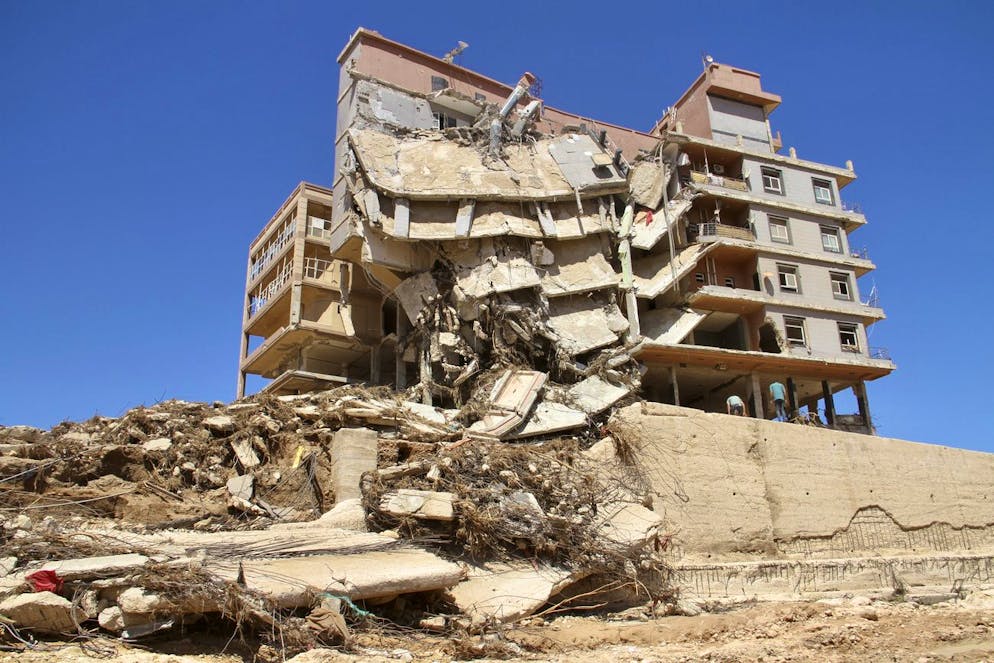 Inondazioni in Libia. Un palazzo distrutto a Derna. 