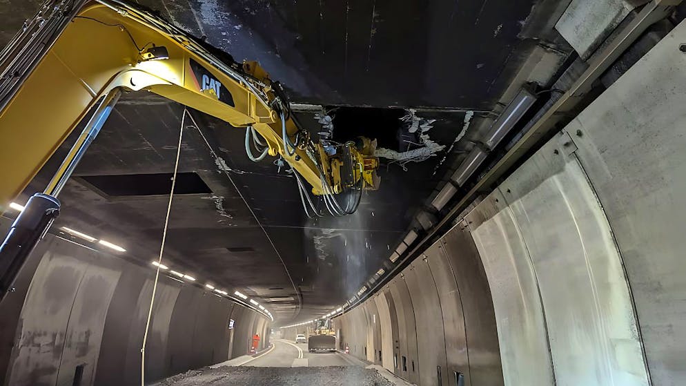 La lastra danneggiata della soletta è stata rimossa ed è ora in corso l'installazione di una struttura sostitutiva in acciaio.