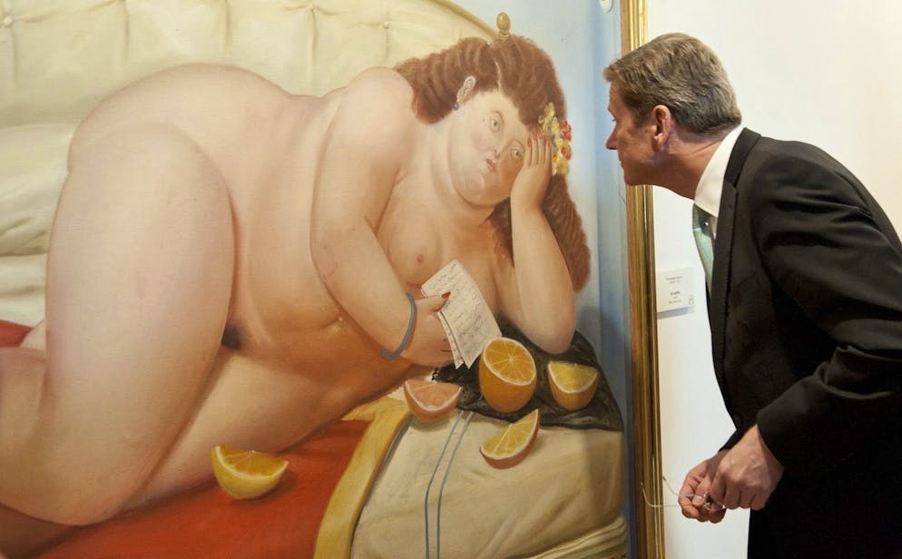 È morto Fernando Botero, noto per le sue opere «voluminose». Il Ministro degli Esteri tedesco Guido Westerwelle (FDP) osserva nel 2011 al Museo Botero di Bogotà (Colombia) il dipinto «La Carta» dell'artista Fernando Botero del 1976.