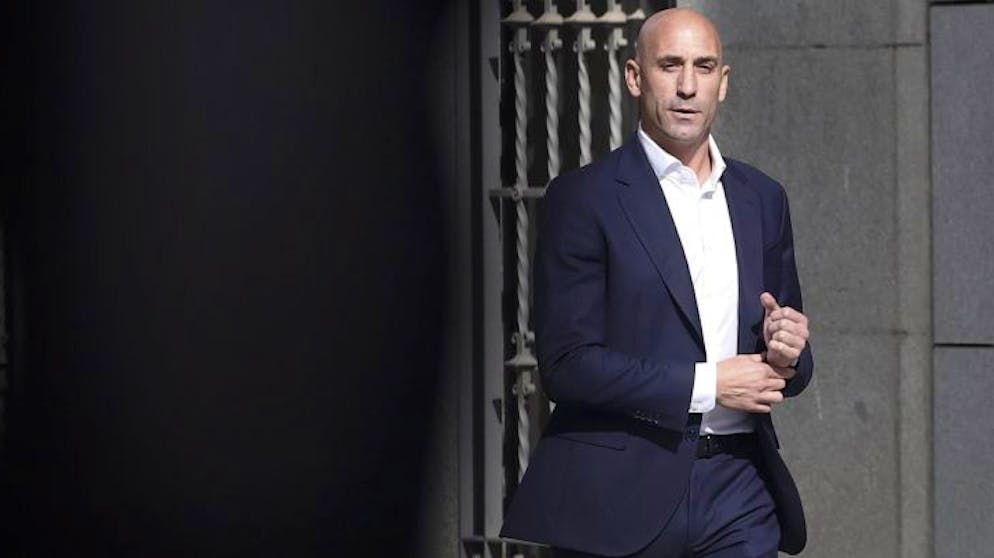 Dopo il bacio scandaloso. Il giudice vieta a Rubiales di avvicinarsi a Hermoso