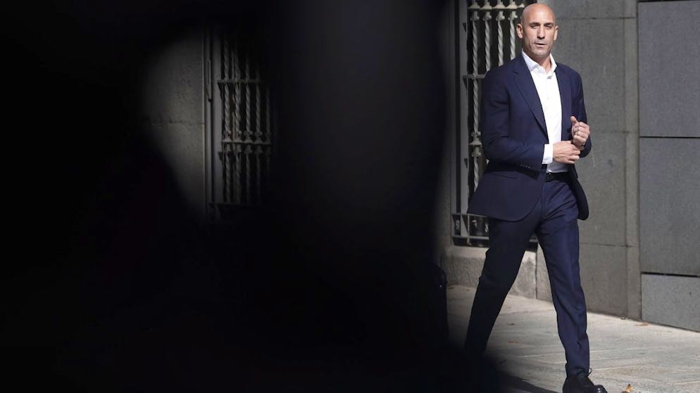 L'ex presidente della Federcalcio spagnola mentre lascia l'aula del tribunale