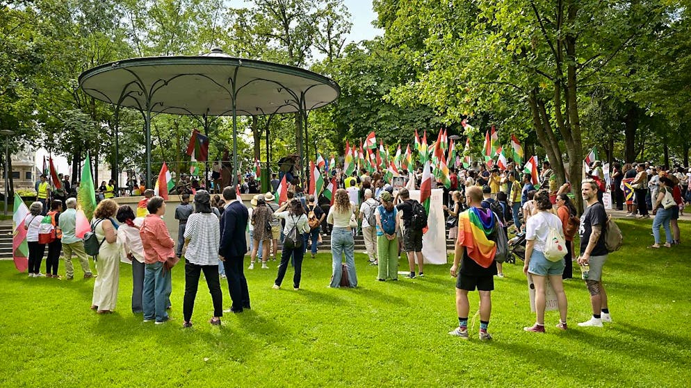 Sostegno all'Iran. In centinaia manifestano a Basilea per ricordare Mahsa Amini