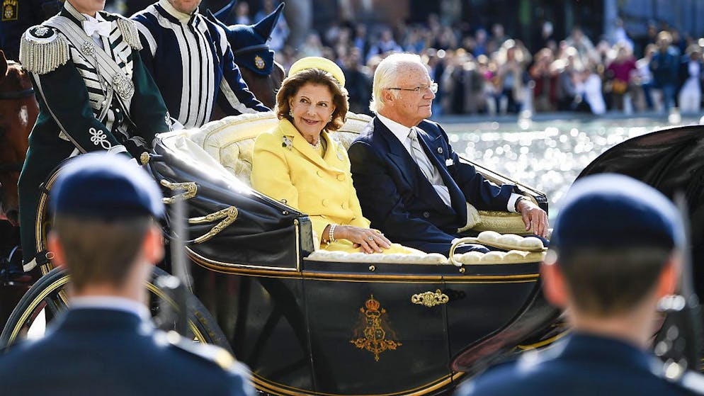 Ce cortège a constitué le point d'orgue des festivités à l'occasion du jubilé du roi Karl XVI Gustaf, ici dans la calèche en compagnie de la reine Silvia.