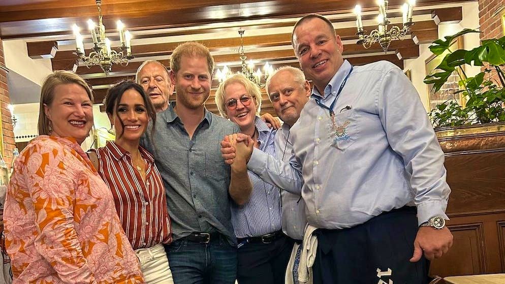 Compleanno del principe. In un pub tedesco Meghan chiede una birra, Harry ne ordina sei