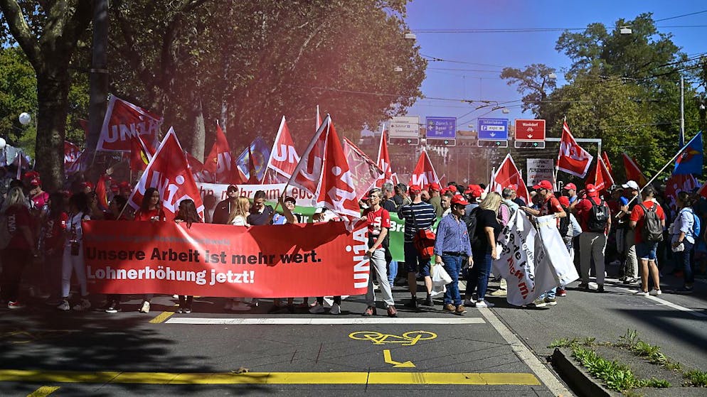 Diverse migliaia di persone hanno risposto all'appello dei sindacati sfilando questo pomeriggio a Berna per rivendicare un aumento dei salari e delle pensioni.