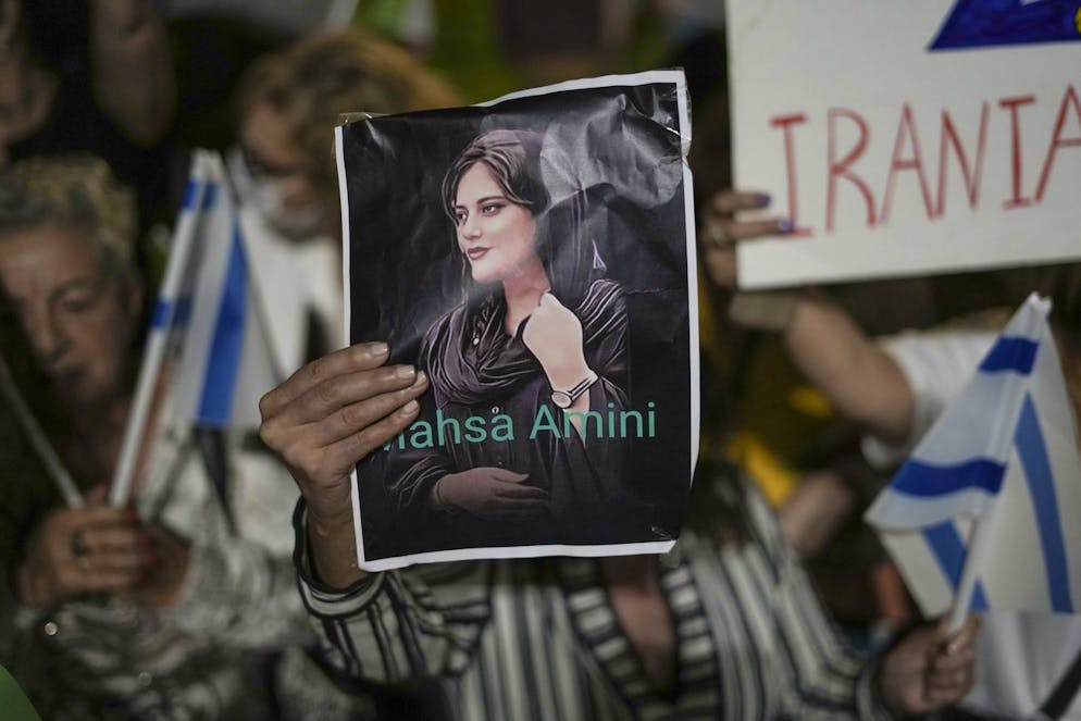 Una foto di Mahsa Amini viene mostrata durante una delle tante proteste del 2022. 