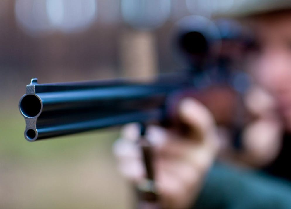 Ein Mann zielt mit einem Jagdgewehr. (Symbolbild)