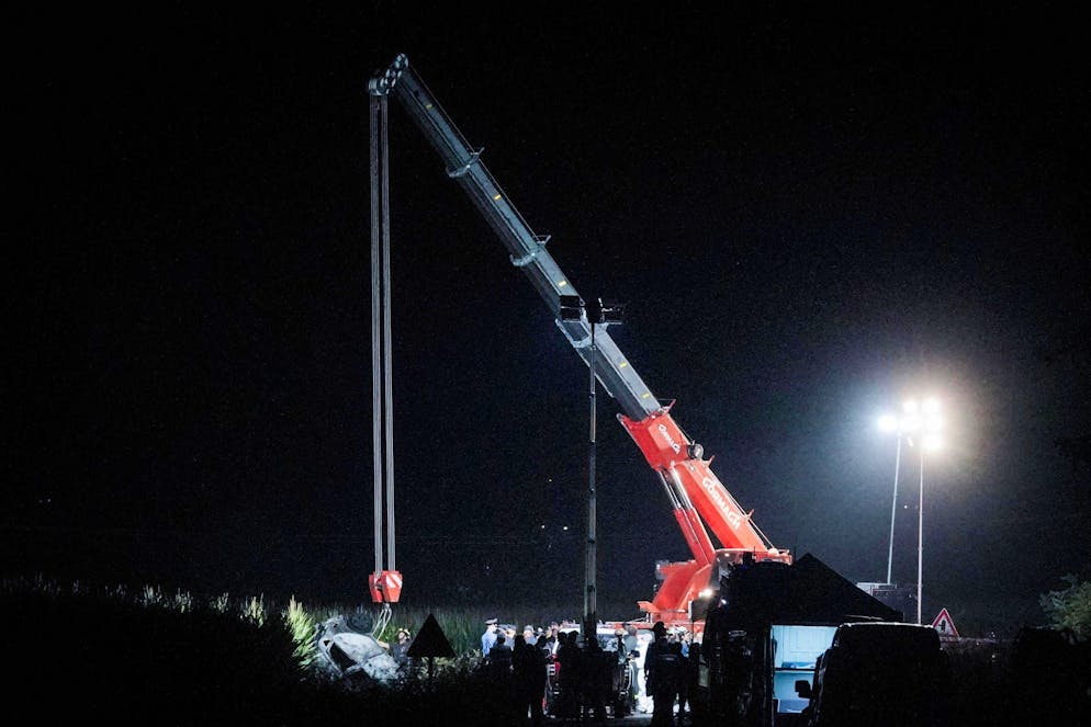 Freccia Tricolore schianto. Sabato sera sono state rimosse le carcasse dell'auto e della Freccia Tricolore.