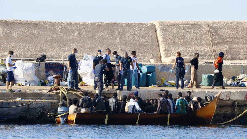 La presidente della Commissione europea Ursula von der Leyen ha visitato assieme alla Premier italiana Giorgia Meloni l'isola di Lampedusa, che ogni giorno è teatro di innumerevoli sbarchi di migranti.