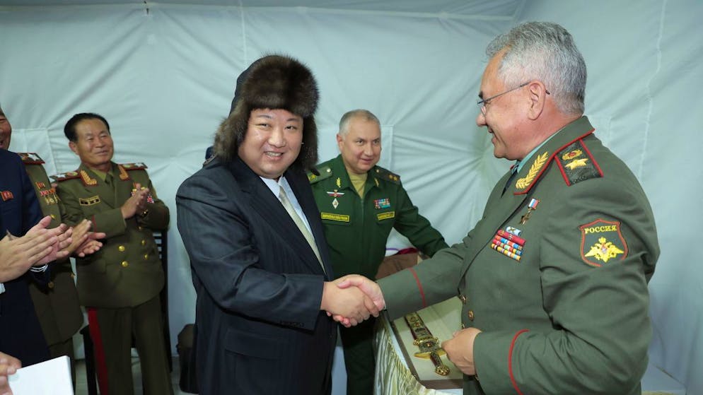 Stretta di mano tra il leader nordcoreano Kim Jong Un e il ministro della difesa russo Sergei Shoigu durante la recente visita a Vladivostok, in Russia.
