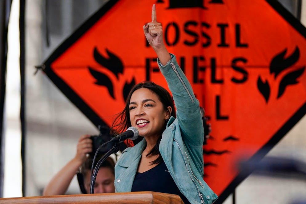 Die demokratische US-Abgeordnete Alexandria Ocasio-Cortez spricht beim Klimaprotest in New York.