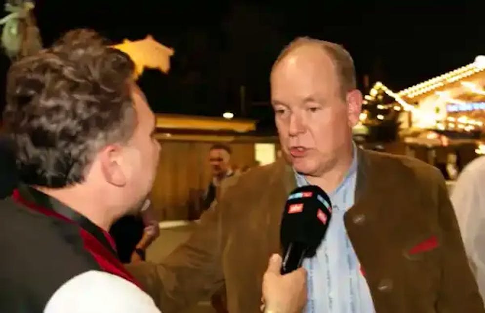 Il principe Alberto, qui in conversazione con un giornalista di RTL, sabato sera era all'Oktoberfest.