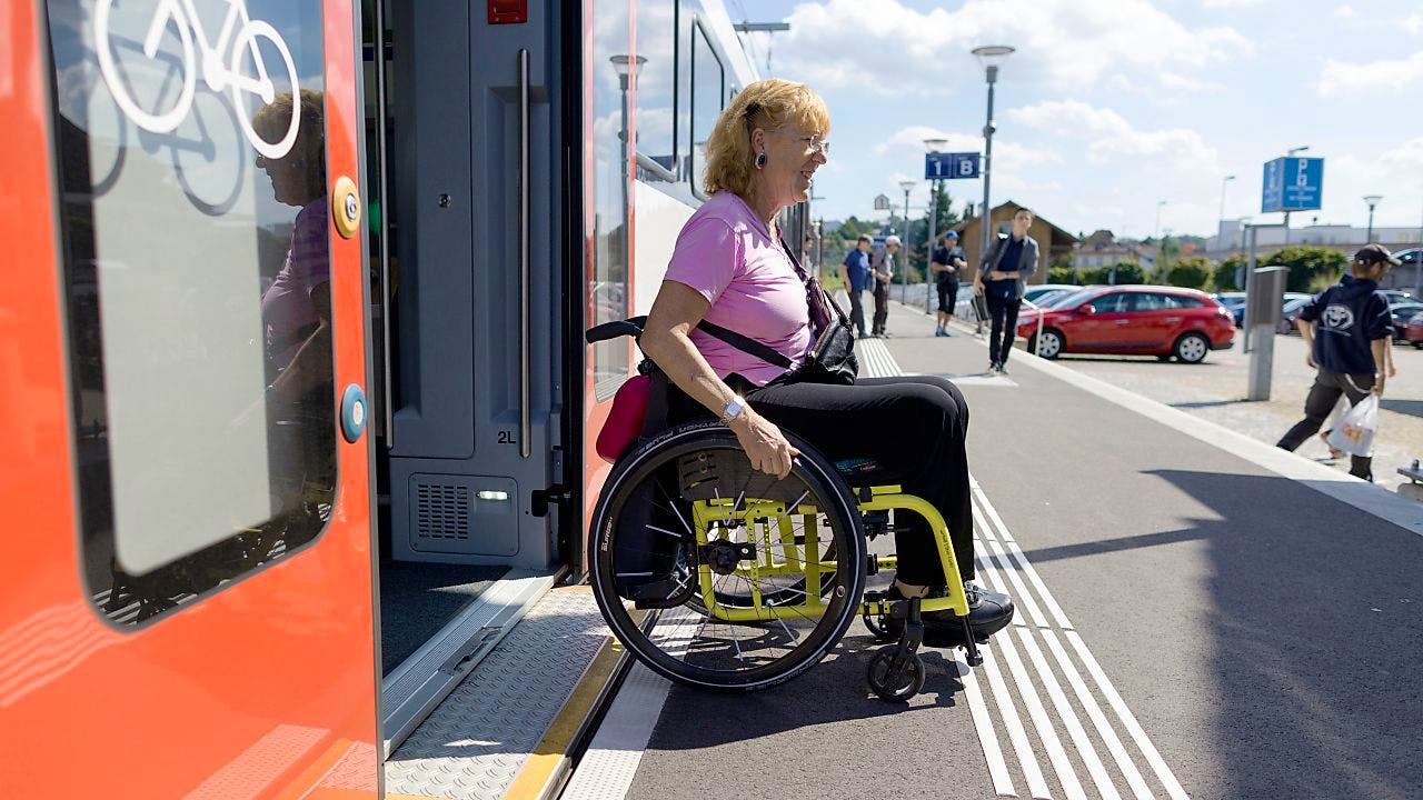 Gesellschaft. Menschen mit Behinderungen sozial stark ausgeschlossen
