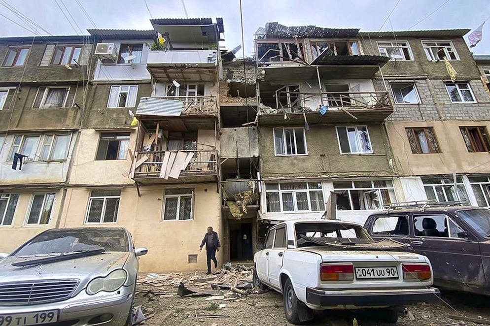 Un condominio residenziale danneggiato a seguito del bombardamento a Stepanakert, nel Nagorno-Karabakh, dopo che l'Azerbaijan ha dichiarato di aver avviato quella che ha definito una «operazione antiterrorismo» contro le posizioni militari armene nell'omonima regione.