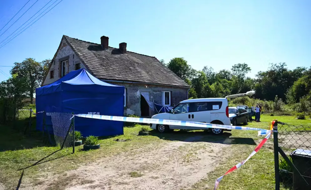 Vicino alla città polacca di Danzica, gli investigatori hanno trovato tre neonati morti in una casa fatiscente.