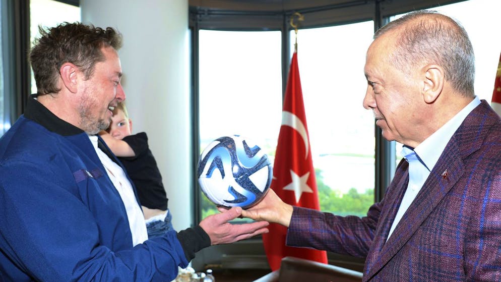 Elon Musk versucht sich gerade in Weltpolitik. Ob Präsident Erdogan bald auch für X bezahlen muss?