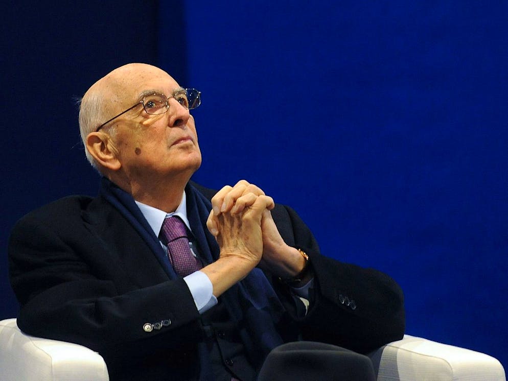 Ecco le personalità celebri o di spicco che ci hanno lasciato nel 2023. Il 22 settembre muore uno dei più importanti politici dell'Italia degli ultimi 40 anni, Giorgio Napolitano, presidente della Repubblica dal 2006 al 2015, primo nella storia a essere eletto per due mandati consecutivi. Ha iniziato la sua carriera politica nel PCI, il Partito Comunista Italiano negli anni '60, trasformatosi poi all'inizio degli anni '90 nel Partito Democratico della Sinistra. È stato sempre uno degli esponenti più influenti «a destra» di queste formazioni politiche. Nei suoi due mandati da Capo dello Stato ha conferito l'incarico a cinque presidenti del Consiglio dei ministri: Romano Prodi (2006-2008), Silvio Berlusconi (2008-2011), Mario Monti (2011-2013), Enrico Letta (2013-2014) e Matteo Renzi (2014-2016)