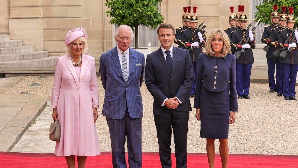 Francia - Regno Unito. Il presidente Macron stende il tappeto rosso al re Carlo e alla consorte Camilla
